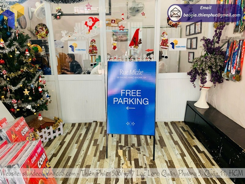 Địa điểm nhận thiết kế, gia công mẫu standee trưng bày chữ A chân sắt